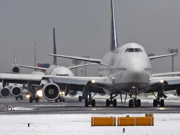 Sie bleiben am Boden: Flugzeuge am Flughafen