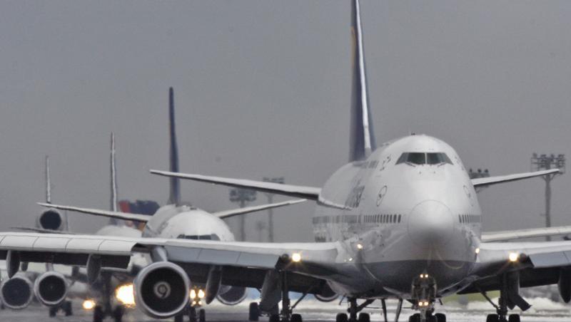 Sie bleiben am Boden: Flugzeuge am Flughafen Sie bleiben am Boden: Flugzeuge am Flughafen
