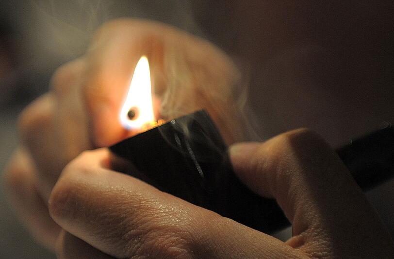 Herabgefallene Pfeifenglut: Vermutlich verursachte sie am Sonntag einen Brand, an dessen Folgen ein 96-jähriger Rentner verstarb.