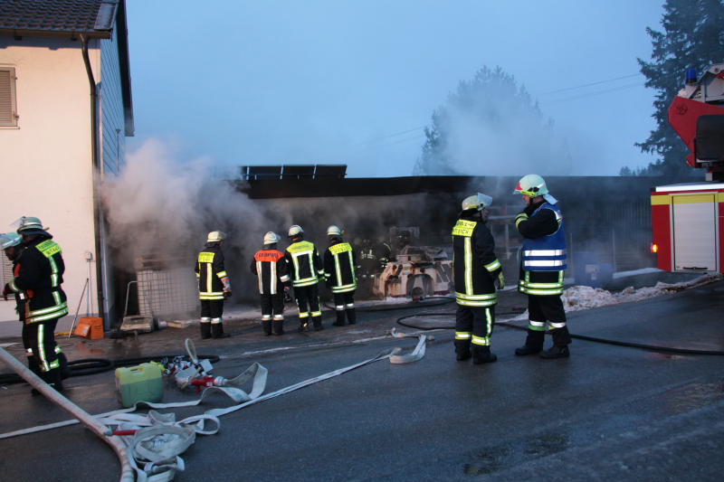 Rauch-Alarm am Rosenmontag in Mittbach: Unter einem Vordach ist ein Motorboot in Brand geraten. Zwei Personen wurden dabei leicht verletzt. Die Bilder vom Feuerwehreinsatz