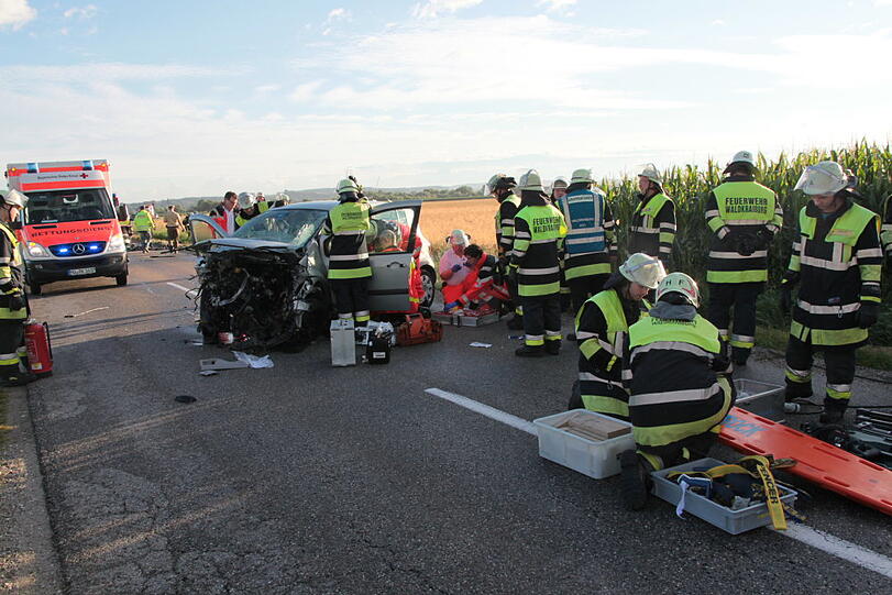 Eine 19-Jährige Fahranfängerin hat am frühen Samstagmorgen einen tödlichen Unfall verursacht. Die Bilder von der Unfallstelle.