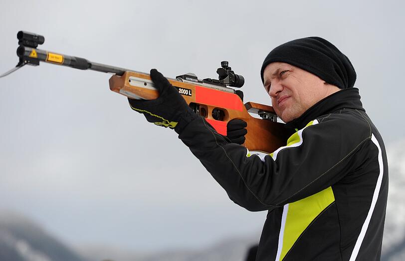 Er wirkt konzentriert: Schauspieler Uwe Ochsenknecht mit seinem Biathlon-Gewehr.