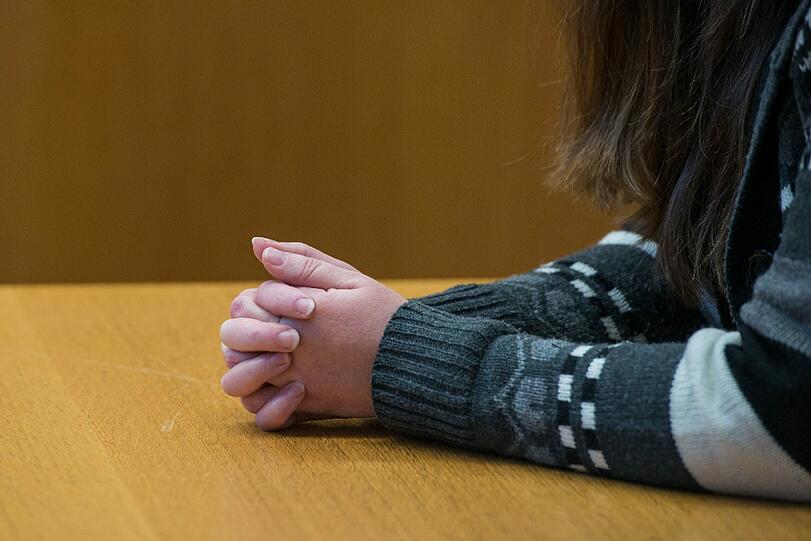 Die Angeklagte Bianca T. im Gerichtssaal des Landgerichts Landshut. Ein Jahr nach einem Familiendrama mit drei toten Kindern in Freising muss sich die Mutter wegen Mordes vor dem Gericht verantworten.