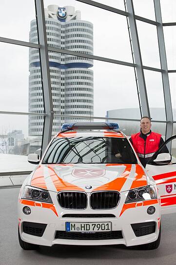 Der BMW X3, das neue &bdquo;Blutauto&ldquo; für die Malteser.