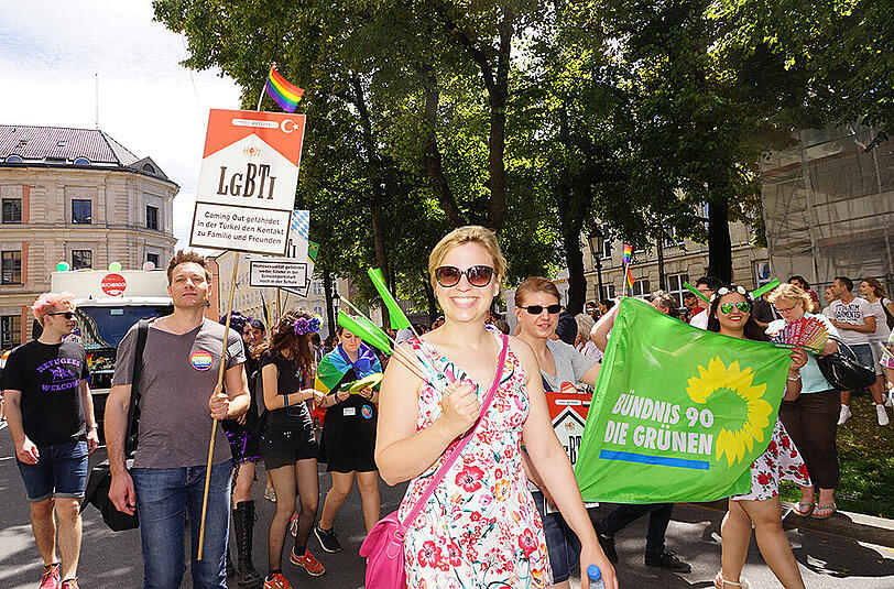 Die große CSD-Politparade erlebte in diesem Jahr einen neuen Teilnehmerrekord: 87 Fußgruppen und Paradewagen hatten sich angemeldet.