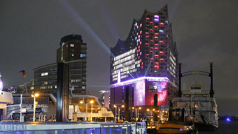 Spektakuläre Bilder: Mit einem großen Festakt wurde das "Jahrhundertbauwerk" Elbphilharmonie eröffnet.