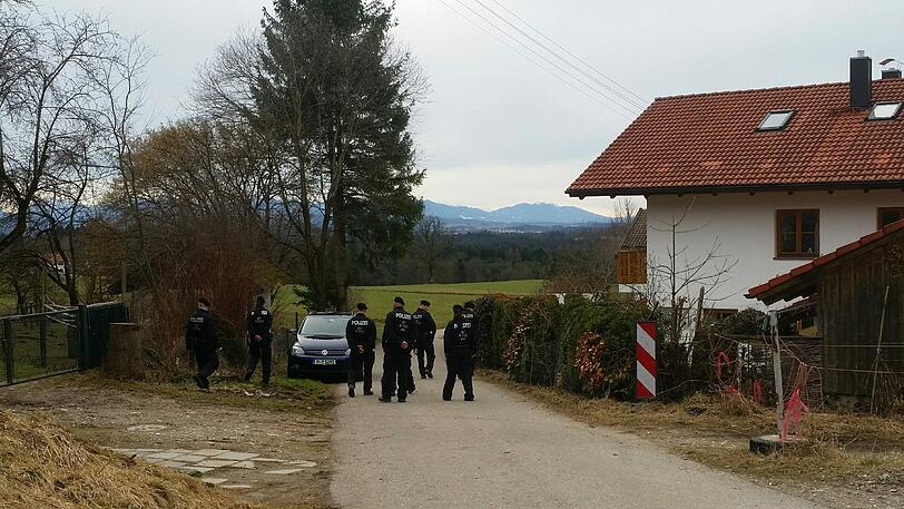 Das grausame Verbrechen erschüttert die Menschen in dem abgelegenen Weiler in Oberbayern.