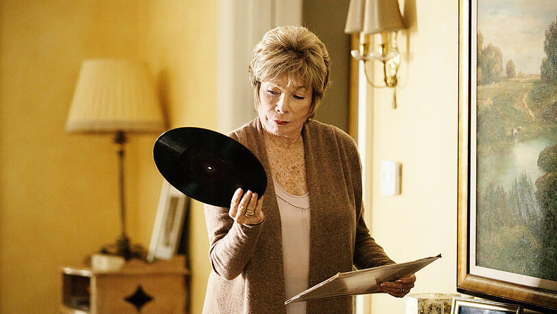 Shirley MacLaine legt auf, der Zuschauer tanzt.