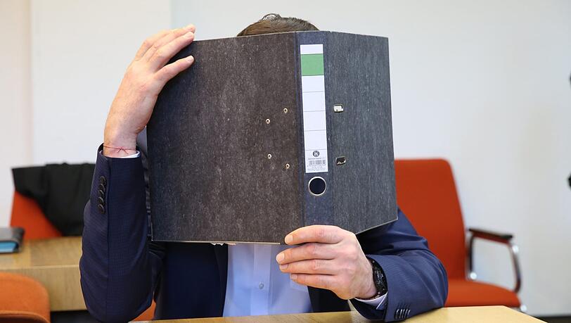 Der Angeklagte verbirgt vor Gericht sein Gesicht. Der Angeklagte verbirgt vor Gericht sein Gesicht.