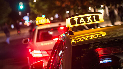 Ein Taxifahrer wurde am Mittwochabend brutal überfallen.