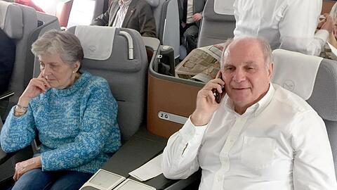 Uli Hoeneß, Ehrenpräsident des FC Bayern, neben seiner Frau Susanne. Foto: Klaus Bergmann/dpa/Archivbild