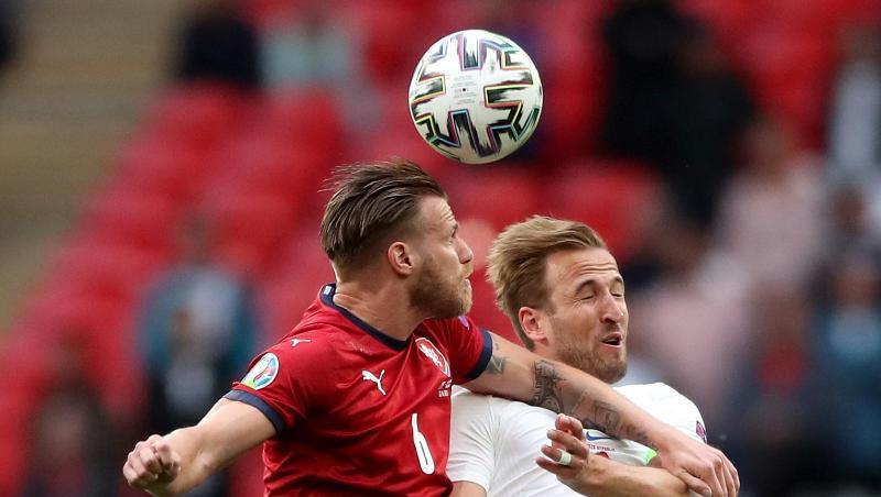 Englands Harry Kane (r) im Kampf um den Ball gegen Tomas Kalas aus Tschechien. Englands Harry Kane (r) im Kampf um den Ball gegen Tomas Kalas aus Tschechien.