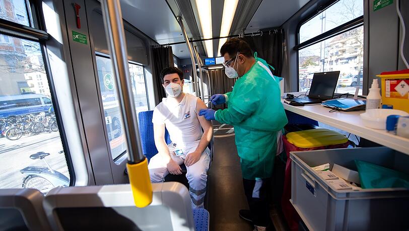 Um die 150 Menschen sollen in der Tram am Tag geimpft werden. Um die 150 Menschen sollen in der Tram am Tag geimpft werden.
