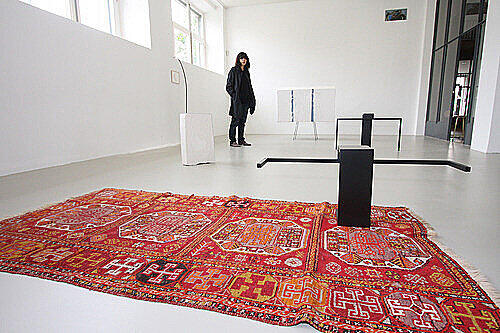 Thea Djordjadze hinter einer Teppich-Skulptur.