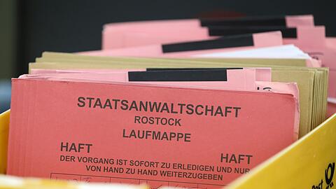 Unterlagen der Staatsanwaltschaft Rostock bei einem Prozess im Landgericht (Symbolfoto). Die Anklagebehörde lehnte Ermittlungen gegen einen LNG-Manager ab.