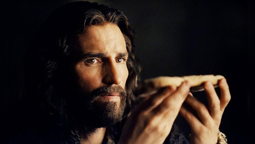Jim Caviezel verkörpert in "Die Passion Christi" den Sohn Gottes. Auch in den Fortsetzungen soll er das (digital verjüngt) wieder tun.