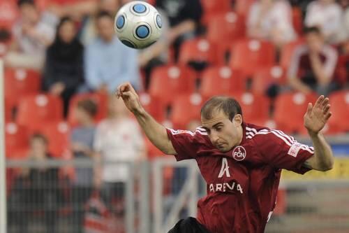 Bei den Schiedsrichtern vorgemerkt: Javier Pinola, der Wildfang in der Club-Abwehr.