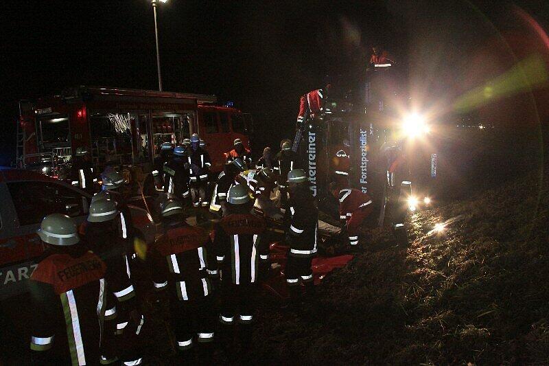 Am Mittwoch morgen kippte ein LKW auf der B 12 bei Rattenkirchen um: Der verletzte Fahrer war in seiner Kabine eingeklemmt und musste von der Feuerwehr befreit werden. Die Bilder!