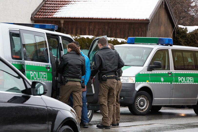 Hier nimmt die Polizei zwei Einbrecher fest. Die Täter wollten in ein Einfamilienhaus in Altenmarkt einsteigen.