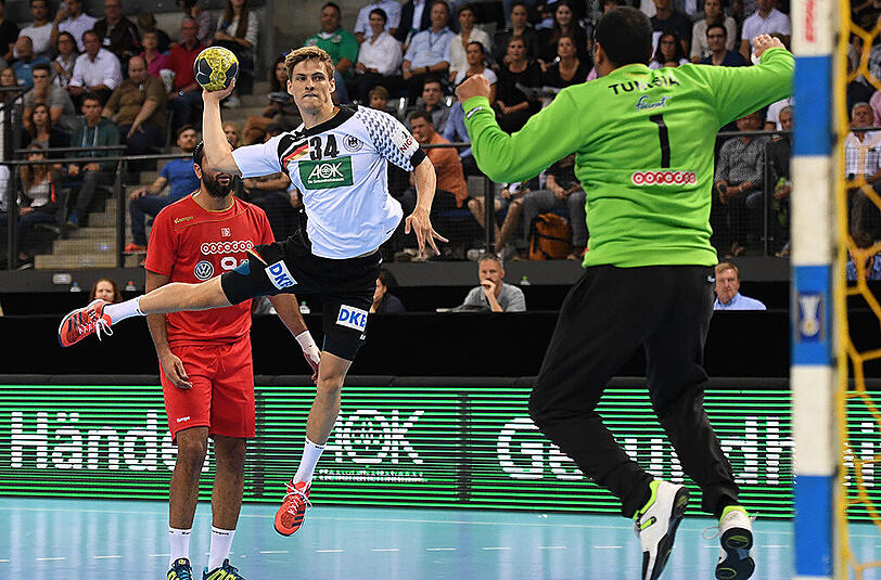 Deutschlands Linksaußen Rune Dahmke im Spiel gegen Tunesien.