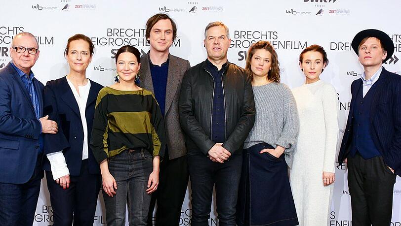Am 3. März fällt die erste Klappe für "Brechts Dreigroschenfilm". Unter anderem mit dabei: (von links) Joachim Król, Claudia Michelsen, Hannah Herzsprung, Lars Eidinger, Regisseur Joachim A. Lang, Britta Hammelstein, Peri Baumeister und Robert Stadlober.