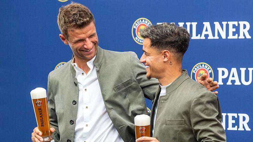 Beim Lederhosen-Shooting hatten Müller (links) und Coutinho viel zu lachen.