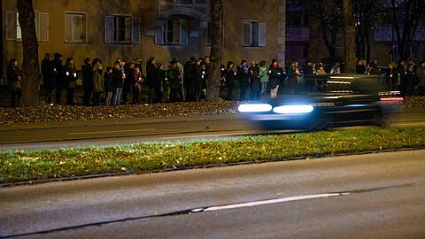 22. November 2019: Menschen stehen mit Kerzen bei der Mahnwache für den bei dem Raserunfall getöteten jungen Mann an der Fürstenrieder Straße. Ein Raser hatte den 14-Jährigen mit seinem Auto erfasst.