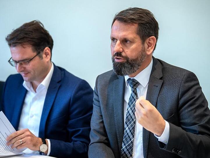 Olaf Lies, Niedersachsens Umweltminister, und Andreas Feicht, Staatssekretär im Bundesministerium für Wirtschaft und Energie, sprechen bei einem Energie-Gipfel zum Thema "Frischen Wind für die Windenergie".