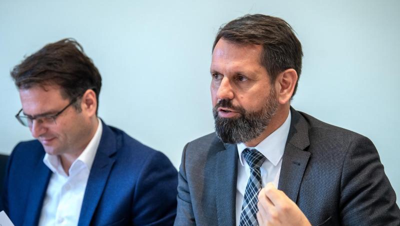 Olaf Lies, Niedersachsens Umweltminister, und Andreas Feicht, Staatssekretär im Bundesministerium für Wirtschaft und Energie, sprechen bei einem Energie-Gipfel zum Thema "Frischen Wind für die Windenergie". Olaf Lies, Niedersachsens Umweltminister, und Andreas Feicht, Staatssekretär im Bundesministerium für Wirtschaft und Energie, sprechen bei einem Energie-Gipfel zum Thema "Frischen Wind für die Windenergie".
