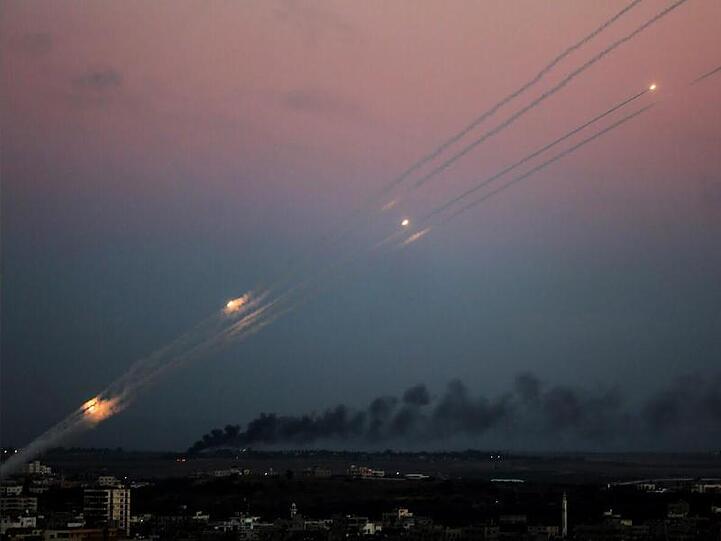 Kurz nach einem israelischen Luftangriff werden von Gaza-Stadt aus Raketen Richtung Israel abgefeuert.
