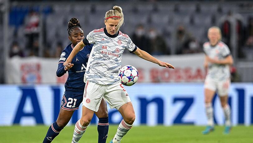 Hanna Glas im Hinspiel im Duell mit Sandy Baltimoe von PSG.