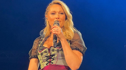 Helene Fischer sang am Freitagabend in München im Dirndl.