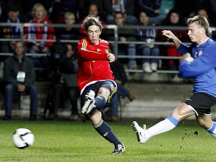 Der Spanier Fernando Torres (l) zieht gegen Estland ab.