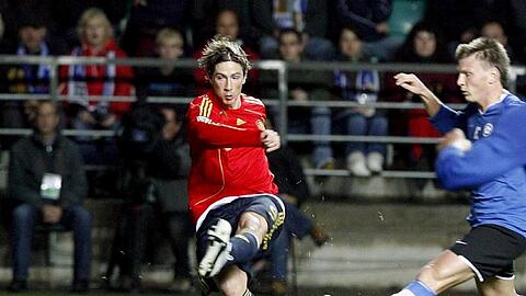 Der Spanier Fernando Torres (l) zieht gegen Estland ab.