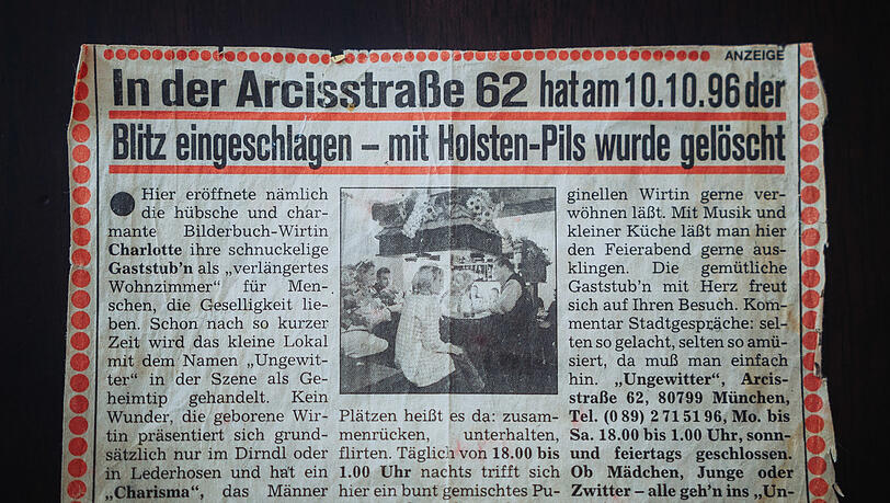 Charlotte Gornik hat viel von damals aufgehoben: Fotos, Briefe, Autogramme. Darunter auch ein Zeitungsartikel über das Ungewitter von 1996. Charlotte Gornik hat viel von damals aufgehoben: Fotos, Briefe, Autogramme. Darunter auch ein Zeitungsartikel über das Ungewitter von 1996.