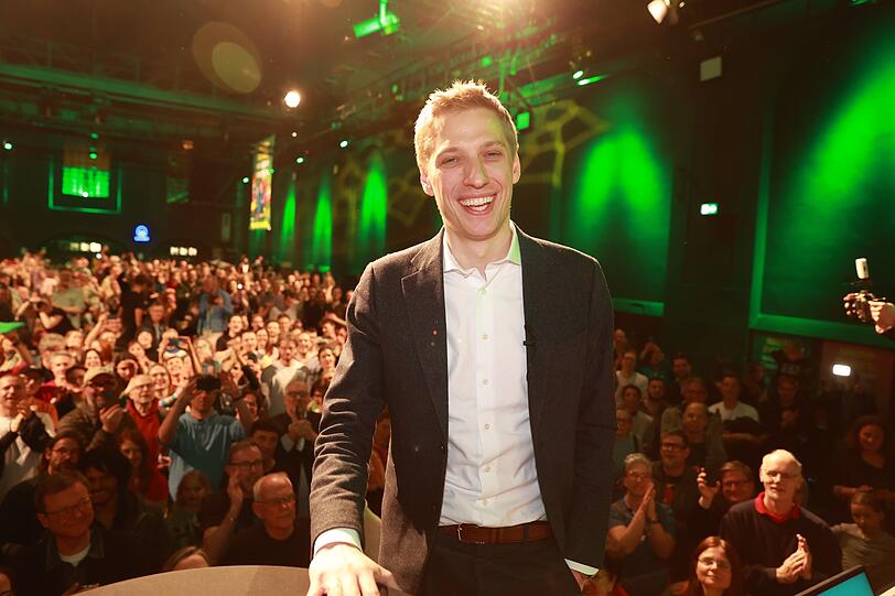 Die Partyg&auml;ste feiern ihren neuen Oberb&uuml;rgermeister in der vollen Muffathalle.