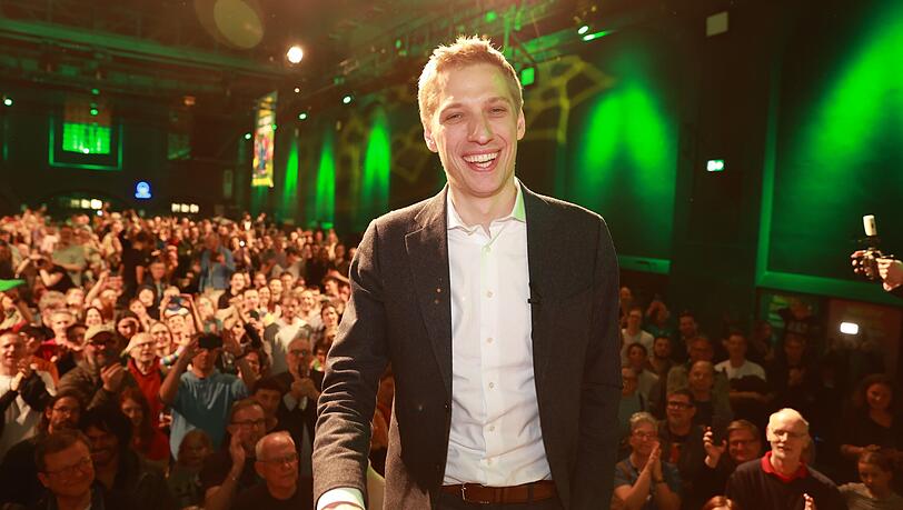 Die Partyg&auml;ste feiern ihren neuen Oberb&uuml;rgermeister in der vollen Muffathalle.