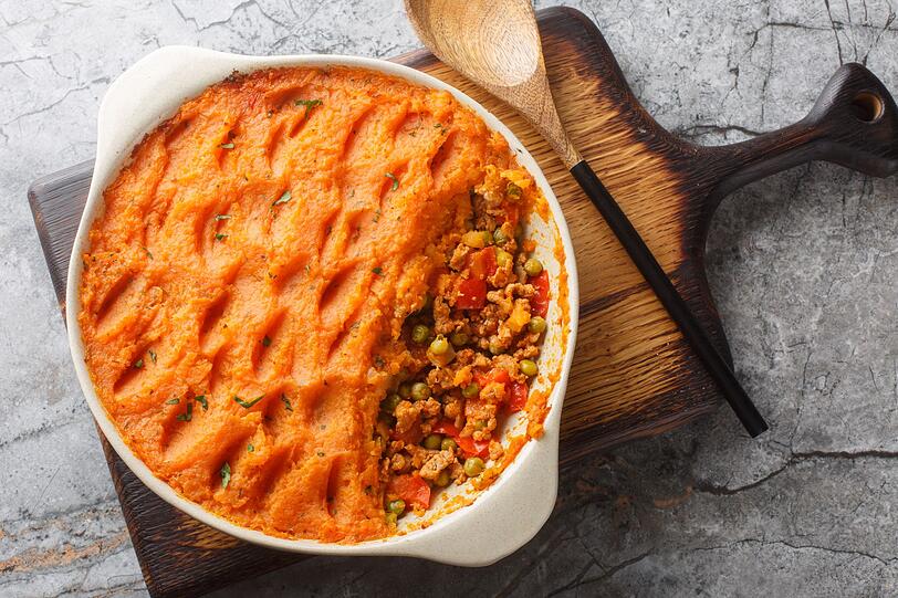 Wurzelgem&uuml;se eignet sich auch gut f&uuml;r P&uuml;rees, Quiches oder Aufl&auml;ufe. Verwenden Sie statt Kartoffeln einfach Pastinaken, Sellerie oder S&uuml;&szlig;kartoffeln. F&uuml;r Quiches passen M&ouml;hren, Pastinaken oder gelbe Bete. Auch Shepherd's Pie mit S&uuml;&szlig;kartoffeln und N&uuml;ssen ist ein leckeres Gericht. Der herzhafte Auflauf aus England wird sonst mit Hackfleisch und Kartoffelp&uuml;ree gemacht, mundet aber auch vegetarisch hervorragend.