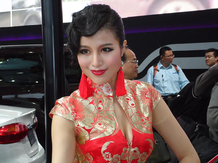 Schöne Frauen an neuen Autos: Eine nach wie vor unschlagbar attraktive Kombination - auch in Shanghai.