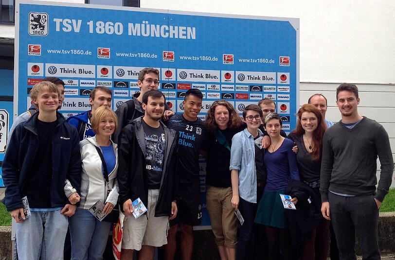 Bobby Wood inmitten US-amerikanischer Studenten aus North Carolina.