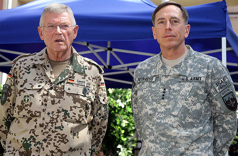Der frühere Befehlshaber in der für Afghanistan zuständigen Nato-Kommandozentrale, General Egon Ramms (l.).