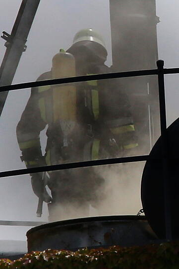Bei einem Schreinereibetrieb geriet ein Holzspänesilo in Brand. Die Feuerwahr war mit Löschfahrzeugen vor Ort.