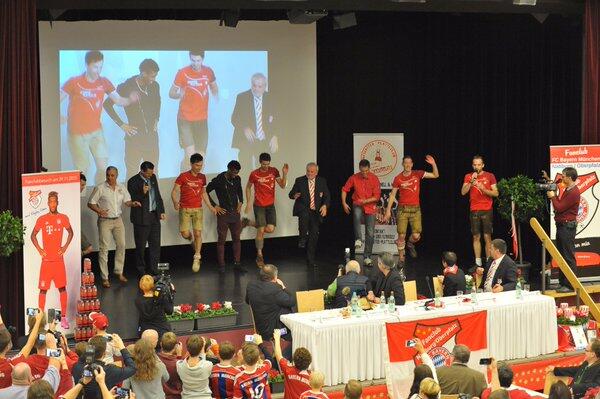 Bayern-Stars zum Anfassen: Die Bilder von den Adventsbesuchen bei den Fanclubs zum Durchklicken