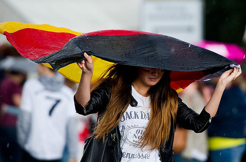 Fußball-Fans müssen sich auf eine regnerische und durchwachsene Europameisterschaft einstellen.