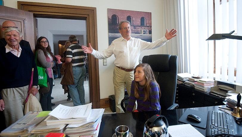 Münchens Oberbürgermeister Christian Ude (r.) begrüßt während des Tags der offenen Tür im Rathaus in München Besucher in seinem Büro.