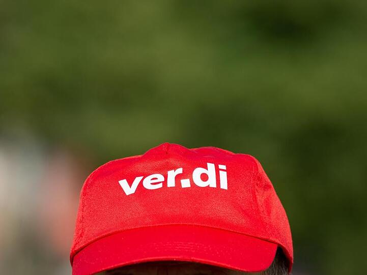 Ein Demonstrant trägt eine Mütze mit dem Verdi Logo. Foto: Christophe Gateau/dpa/Symbolbild