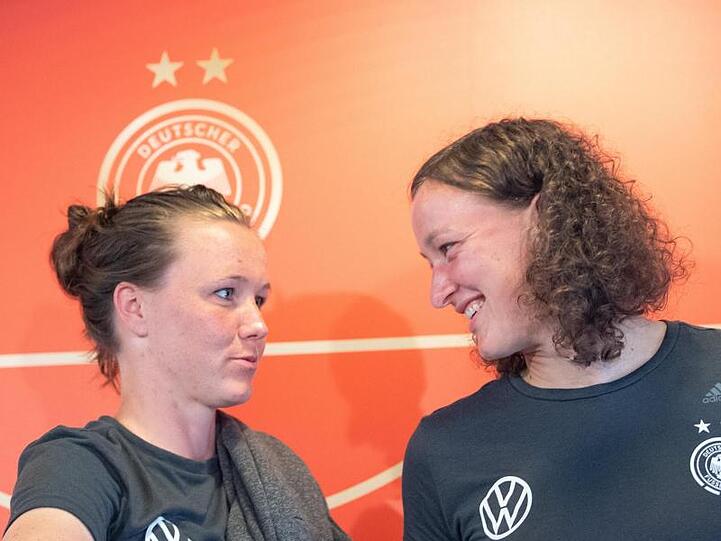 Marina Hegering (l) und Torhüterin Almuth Schult bei der Pk im Teamquartier.
