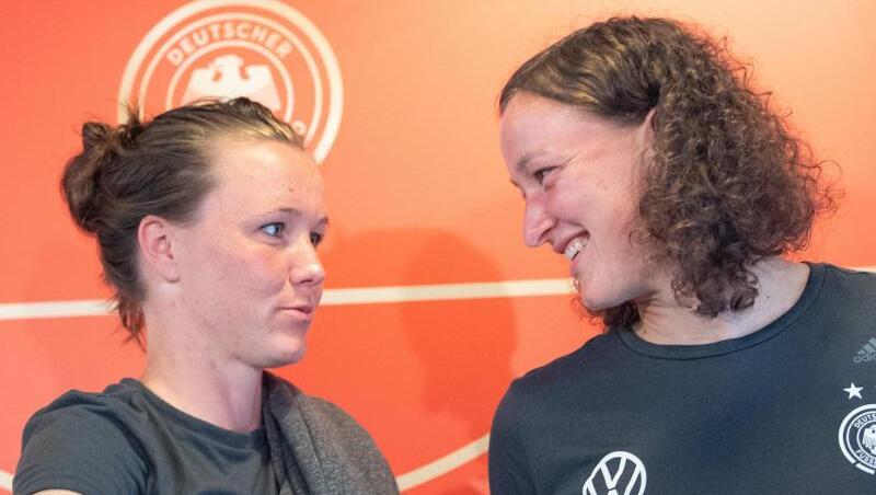 Marina Hegering (l) und Torhüterin Almuth Schult bei der Pk im Teamquartier. Marina Hegering (l) und Torhüterin Almuth Schult bei der Pk im Teamquartier.