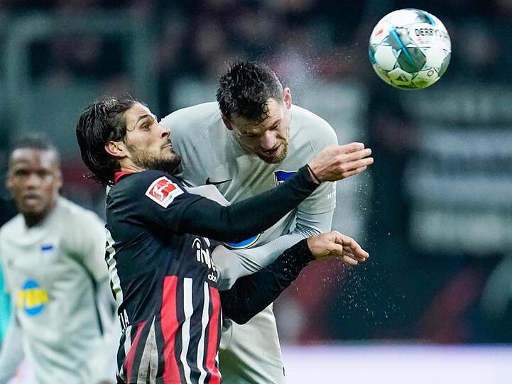 Berlins Eduard Löwen (r.) und Frankfurts Gonçalo Paciencia kämpfen um den Ball. Foto: Uwe Anspach/dpa/Archivbild