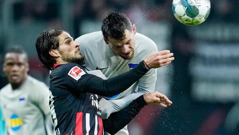 Berlins Eduard Löwen (r.) und Frankfurts Gonçalo Paciencia kämpfen um den Ball. Foto: Uwe Anspach/dpa/Archivbild Berlins Eduard Löwen (r.) und Frankfurts Gonçalo Paciencia kämpfen um den Ball. Foto: Uwe Anspach/dpa/Archivbild